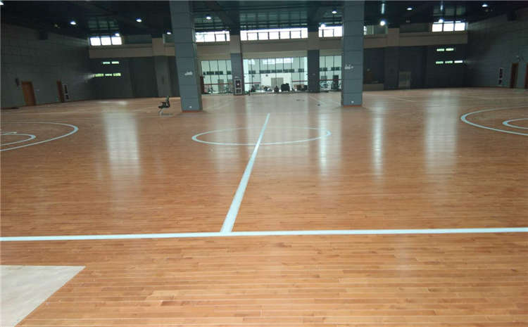 選購籃球場實木運動地板該如何判斷面板質量？